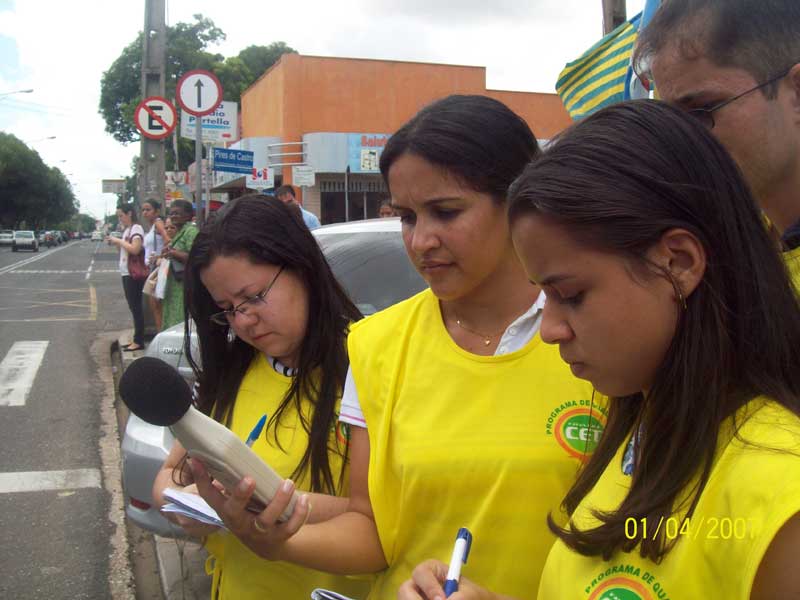 Alunos de Biomedicina realizam aula prática na Avenida Frei Serafim