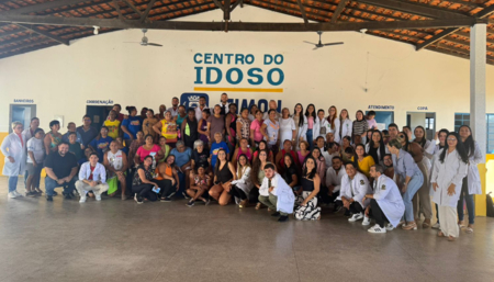 Alunos de Farmácia promovem saúde e cidadania em ação social com idosos, reforçando o compromisso da Faculdade CET com a responsabilidade social.