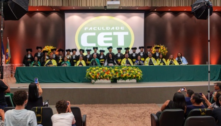 Momento marcante de gratidão e realização para formandos e educadores