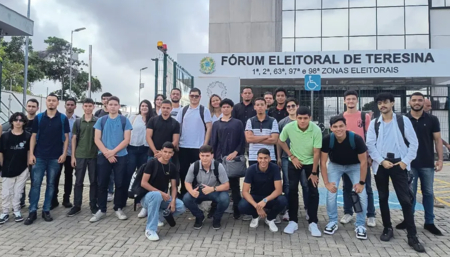  Durante a programação, os alunos participaram de palestras, conheceram de perto a estrutura de armazenamento das urnas eletrônicas.